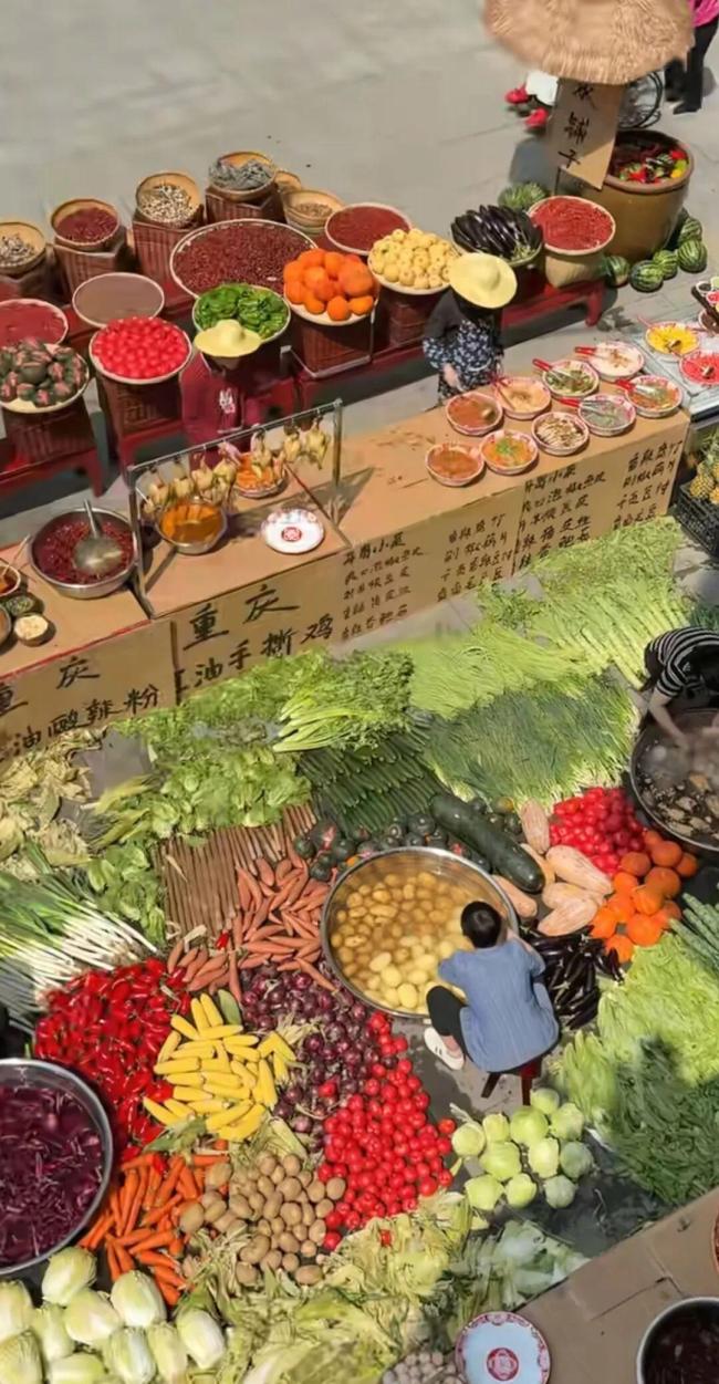 郑州一火锅店露天洗菜做饭走红 市井烟火引关注
